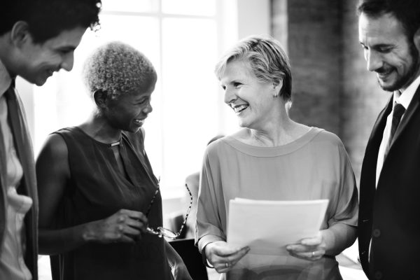 equipo-de-personas-en-la-oficina-charlando